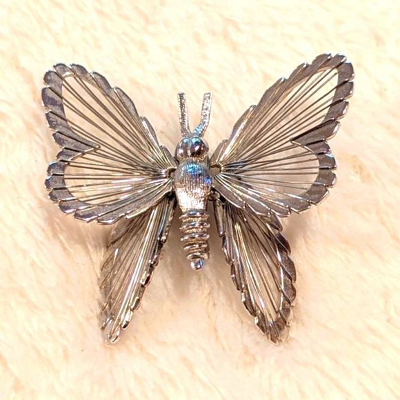 Vintage Monet Silvertone Butterfly Brooch - Picture 2 of 6